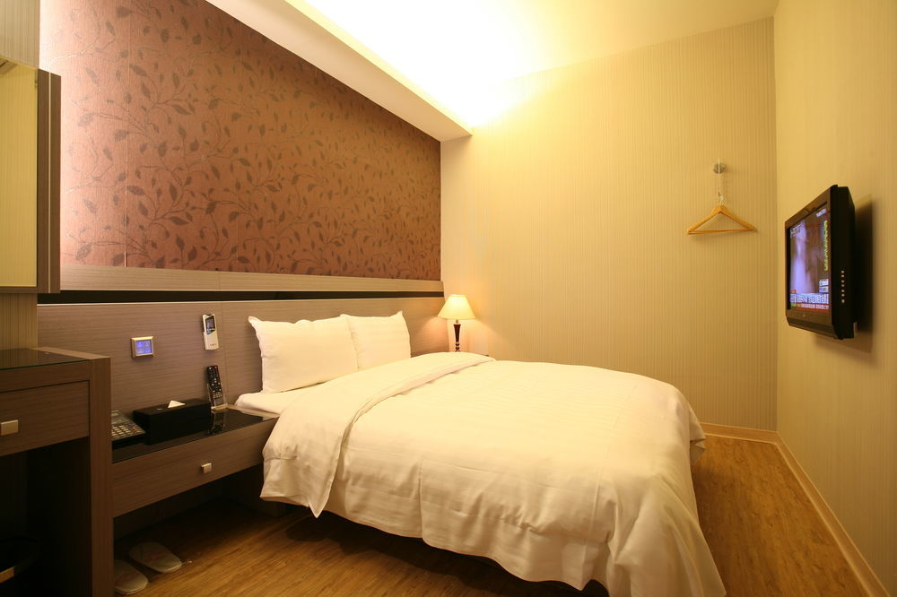 Unique 75 Hotel Taichung Extérieur photo