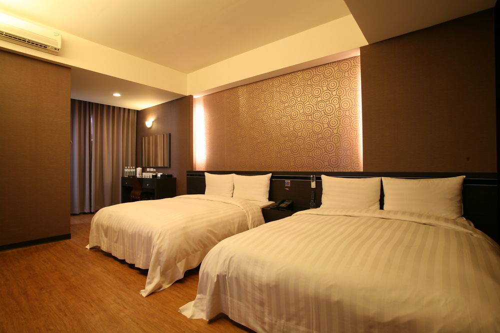 Unique 75 Hotel Taichung Extérieur photo