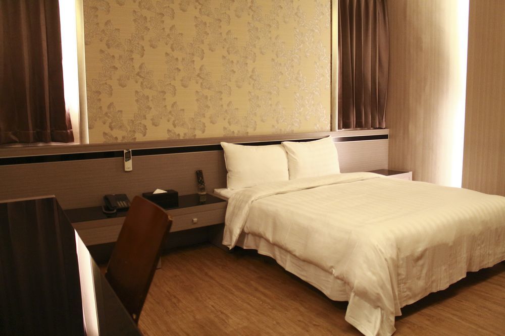 Unique 75 Hotel Taichung Extérieur photo