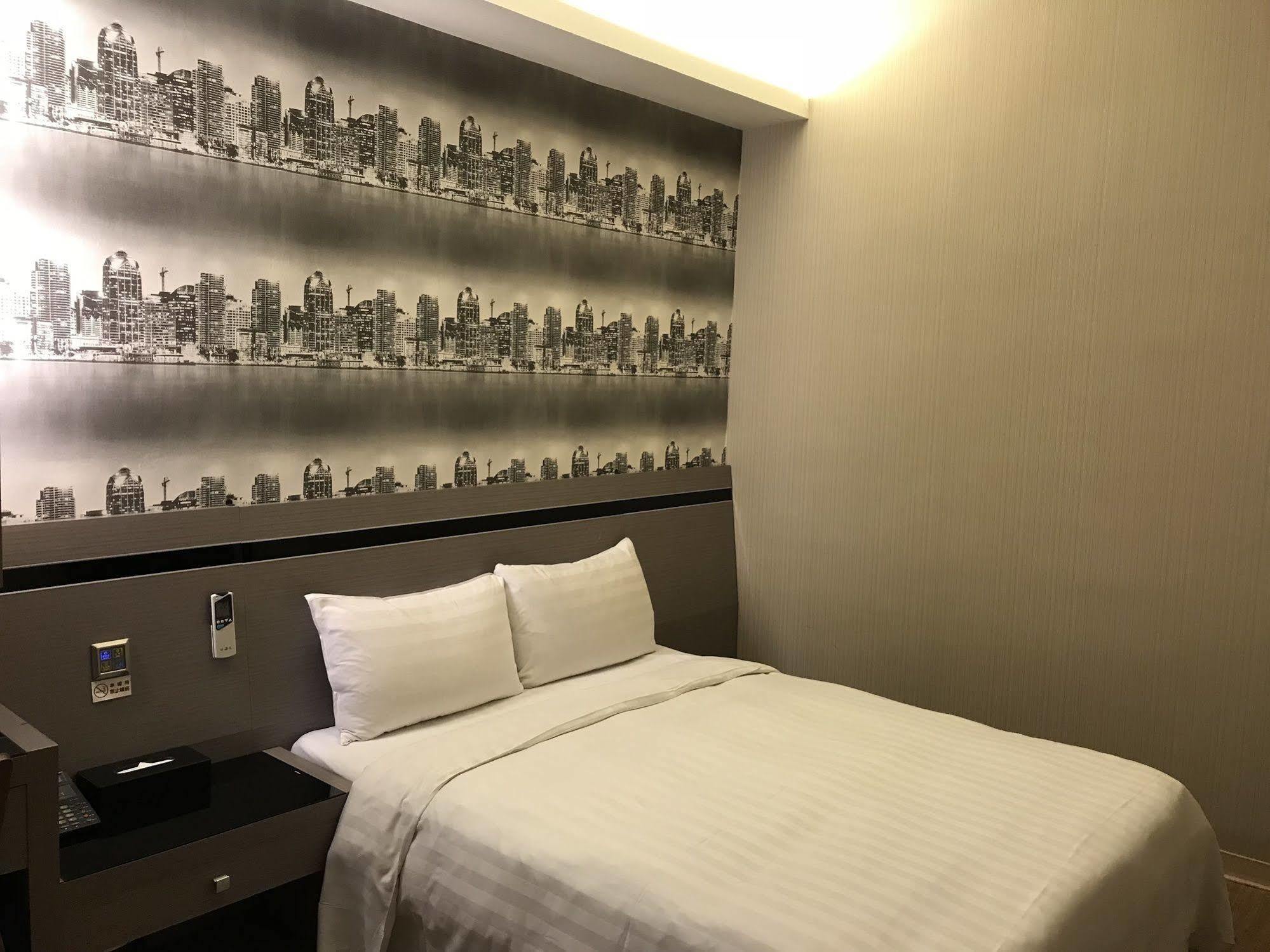 Unique 75 Hotel Taichung Extérieur photo