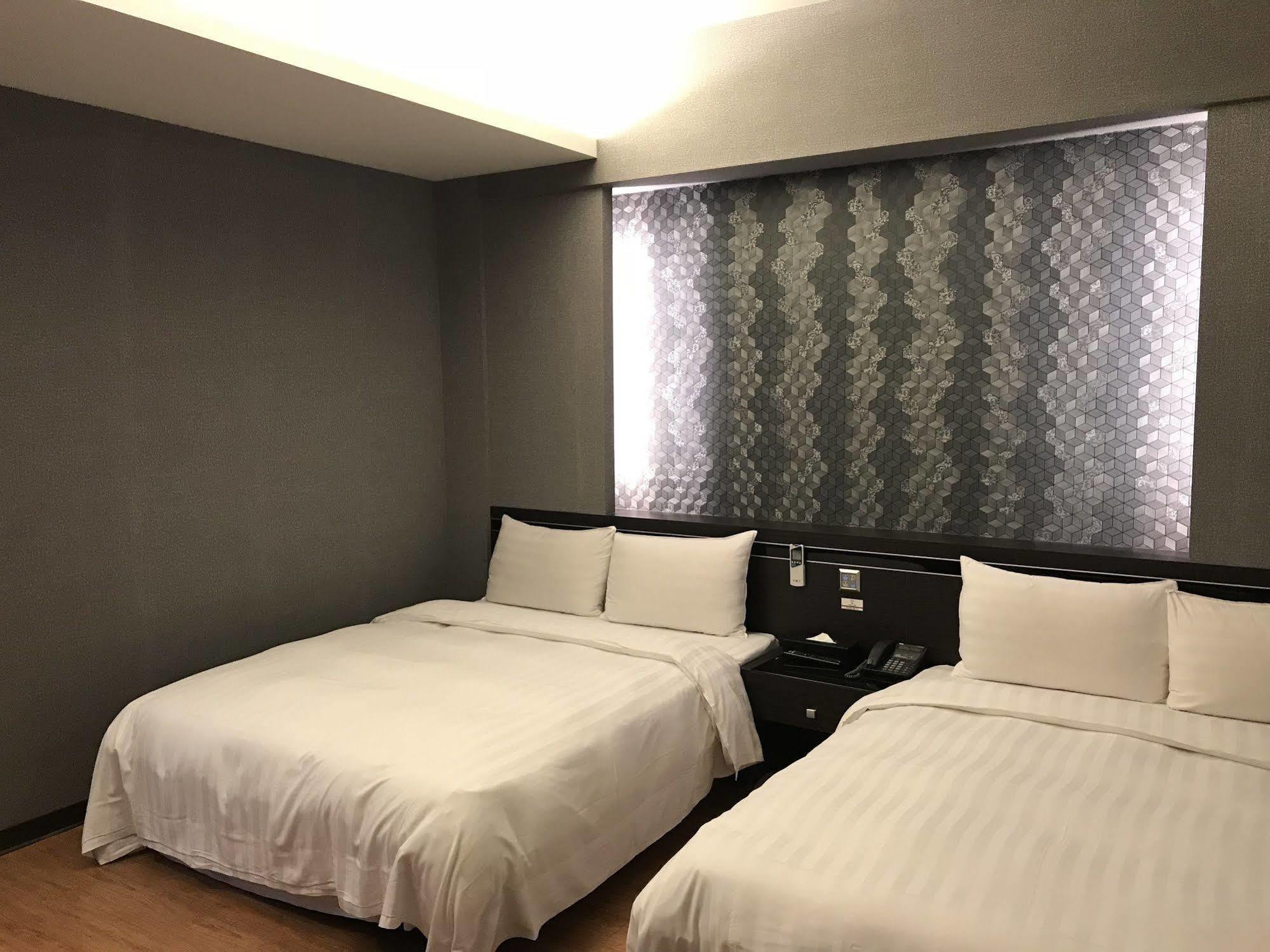 Unique 75 Hotel Taichung Extérieur photo