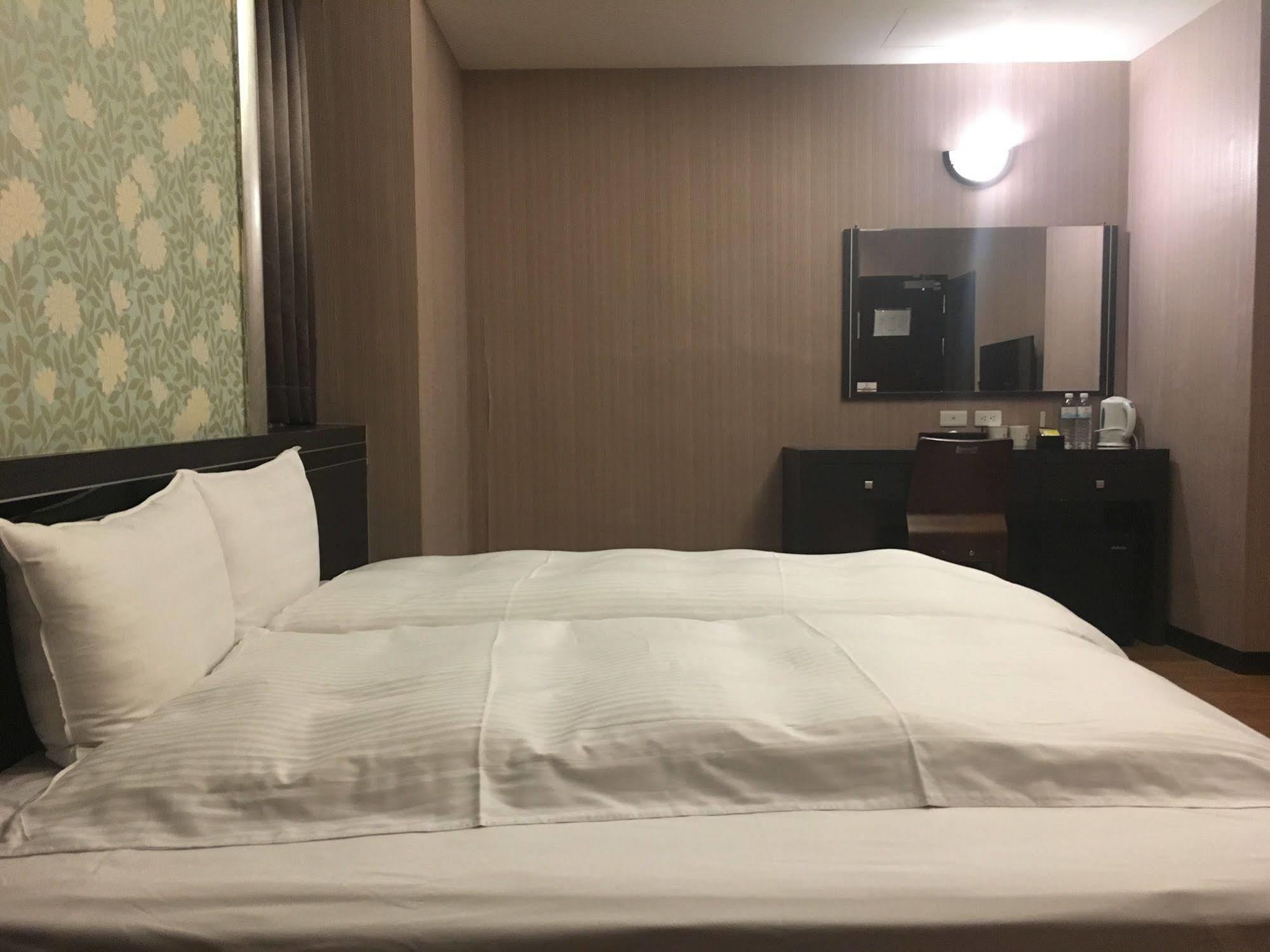 Unique 75 Hotel Taichung Extérieur photo