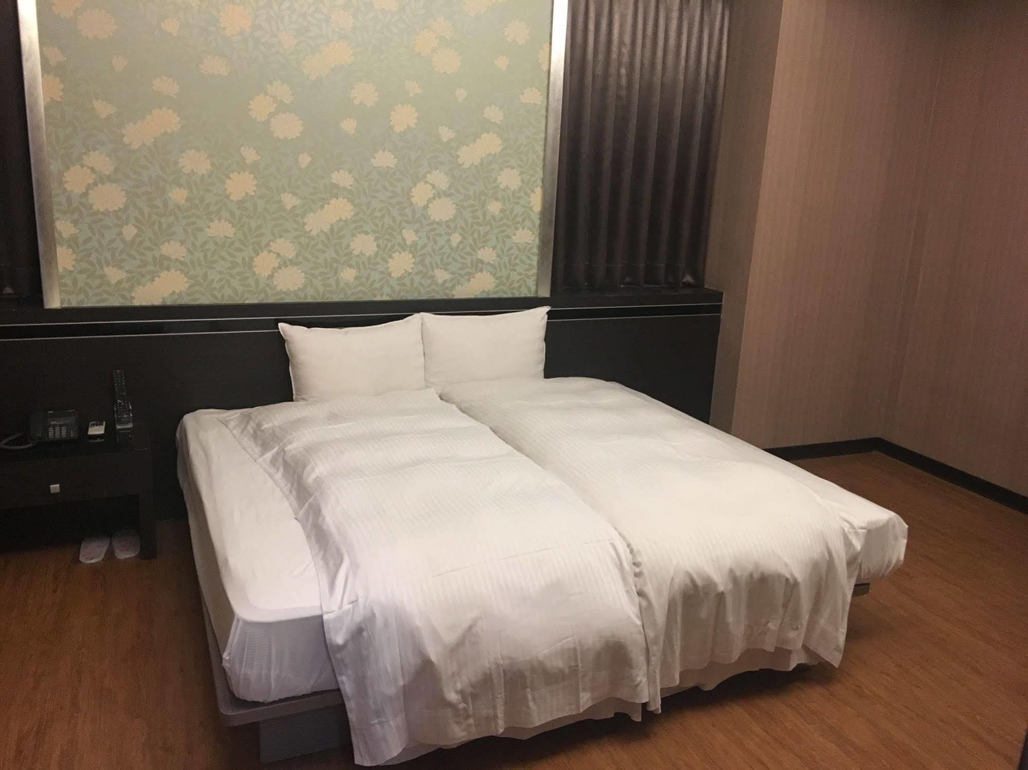 Unique 75 Hotel Taichung Extérieur photo